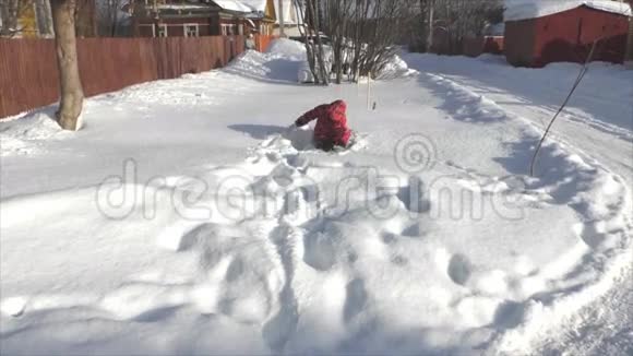 男孩在雪堆上偷溜视频的预览图