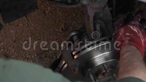 机械师在汽车中更换刹车部件视频的预览图