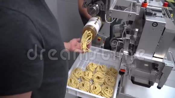 使用面食机制作意大利面和意大利面的人视频的预览图