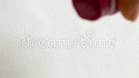 用画笔在白纸上描画用明亮的粉红色金色的丙烯酸颜料画得很近视频的预览图