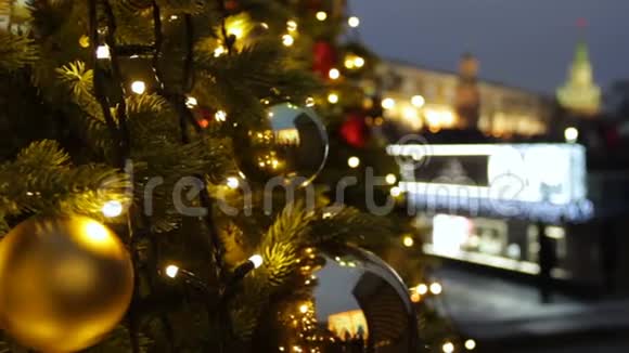 在莫斯科度假在广场上一棵圣诞树发光装饰着球和漂亮的圣诞玩具特写视频的预览图