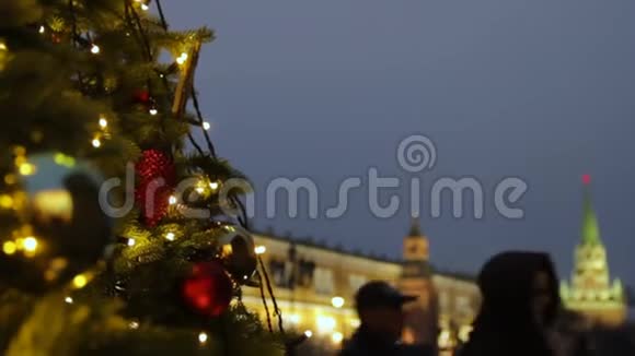 在莫斯科度假在广场上一棵圣诞树发光装饰着球和漂亮的圣诞玩具特写视频的预览图