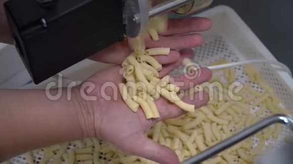 使用面食机制作意大利面和意大利面的人视频的预览图