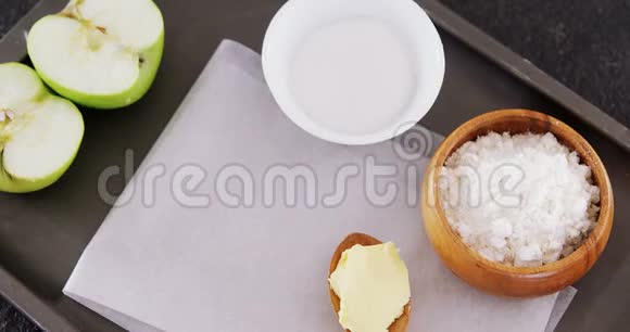 碗糖和苹果面粉加黄油勺子4k视频的预览图