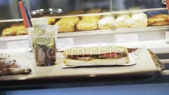 在咖啡馆的托盘上打了个三明治视频的预览图