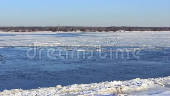 强大的河流冬天不会结冰视频的预览图