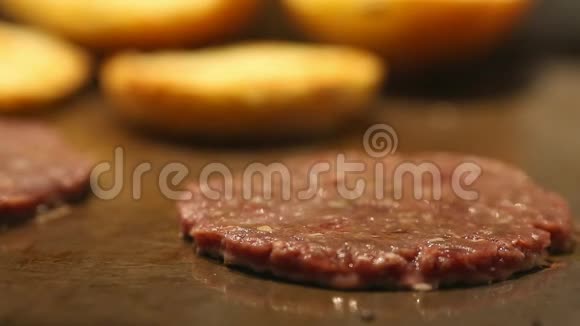 鸡汉堡灶上炒沸油熏把面包放在盘子里烤汉堡视频的预览图