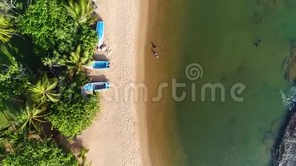 在斯里兰卡人们在沙滩附近的沙滩上游泳时的鸟瞰图视频的预览图
