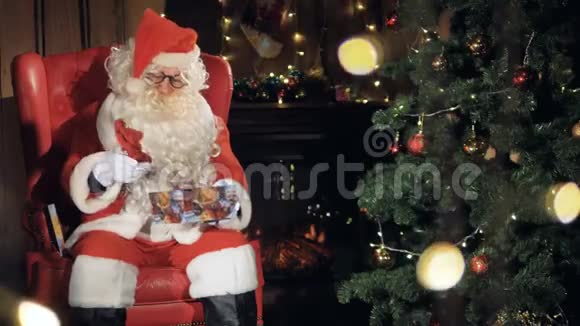 圣诞老人在圣诞树附近准备礼物4K视频的预览图