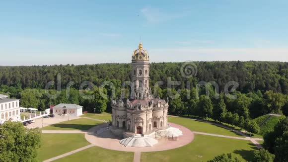 杜布罗维西兹南斯卡亚教堂圣母标志教堂的俯视图石刻雕塑杜布里奇视频的预览图