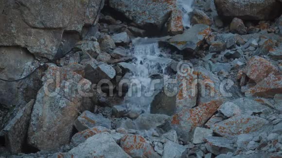 冰川的水从大石头上流下来视频的预览图