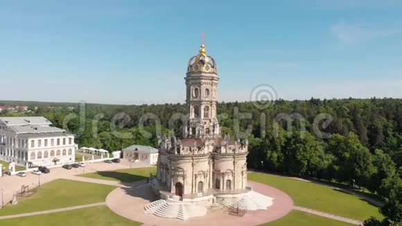 杜布罗维西兹南斯卡亚教堂圣母标志教堂的俯视图石刻雕塑杜布里奇视频的预览图