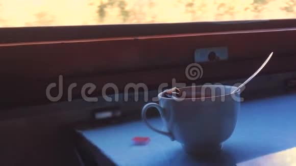 概念旅行车一杯茶在一辆火车的窗户边的桌子上铁路旅行午餐生活方式视频的预览图