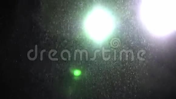 恶劣的天气雨和湿雪反射夜灯夜晚在城里下雪视频的预览图