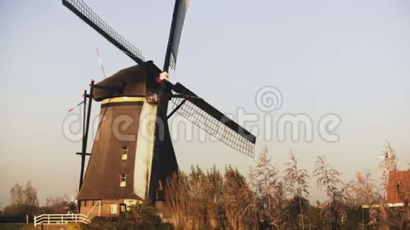 4K传统的荷兰乡村风车工作荷兰欧洲历史地标农场磨坊旋转得很慢视频的预览图