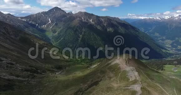 阿尔卑斯山在通往斯泰尔维奥的公路上的空中拍摄视频的预览图