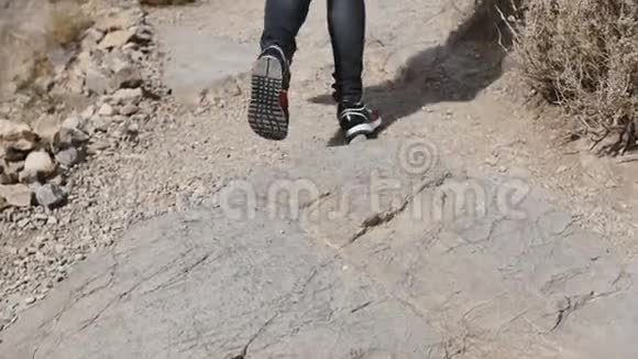 在陡峭的地形上女性的双腿以慢速行走视频的预览图