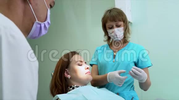 口腔医生向病人展示了治疗她牙齿的精髓视频的预览图