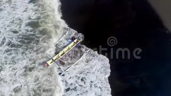 渔船在导致海滩的海浪中坠毁视频的预览图