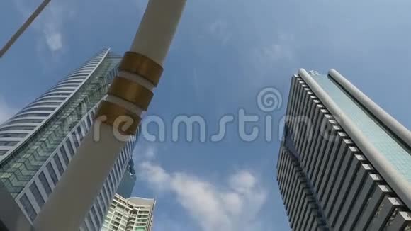 摩天大楼和白天的天空视频的预览图