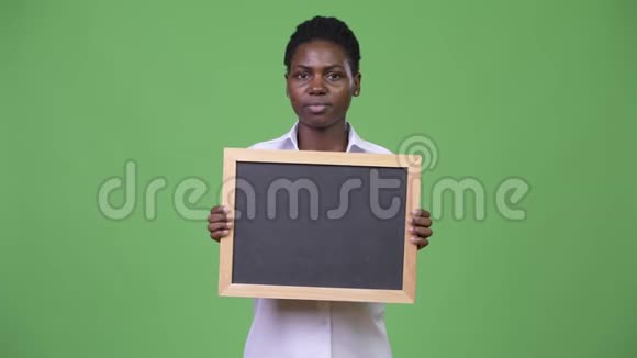 年轻漂亮的非洲女商人拿着黑板视频的预览图