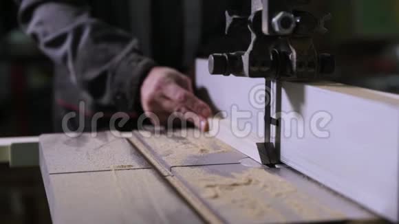 木匠用电锯手工制作的特写镜头视频的预览图