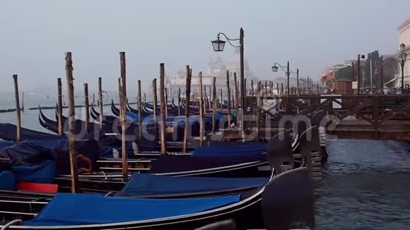 意大利威尼斯前景中的贡多拉斯和漂亮的灯柱视频的预览图