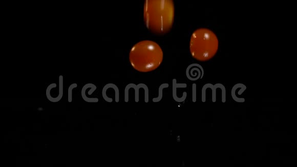 红番茄落在镜子上慢动作视频的预览图