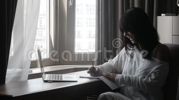 嘲笑女人在笔记本电脑上写作视频的预览图