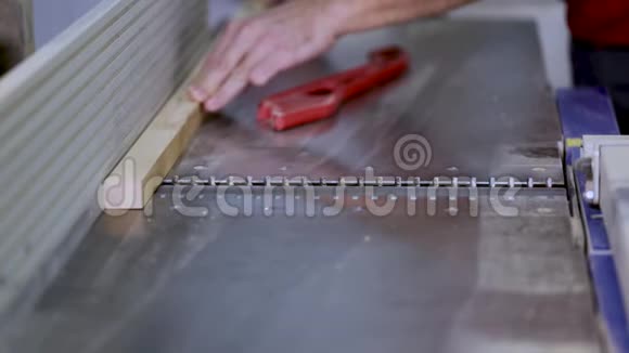 木匠的特写用手打磨木板视频的预览图