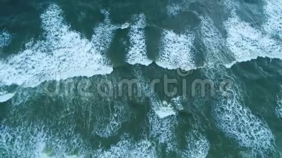 斯里兰卡被光波冲刷的沙滩的高空拍摄视频的预览图
