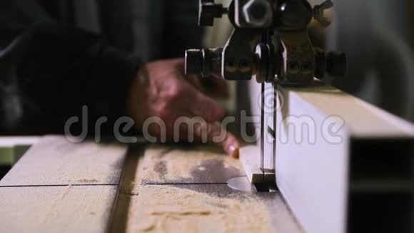 木匠用电锯手工制作的特写镜头视频的预览图