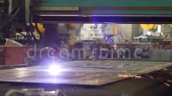 金属等离子切割生产中激光切割金属特写工业电极视频的预览图