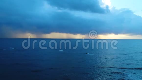 斯里兰卡下午在海上的空中观雨视频的预览图