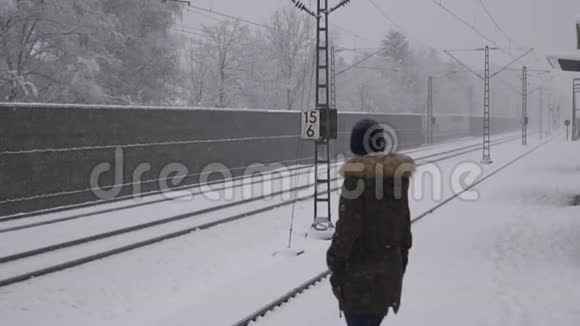 女人在冬天等火车视频的预览图