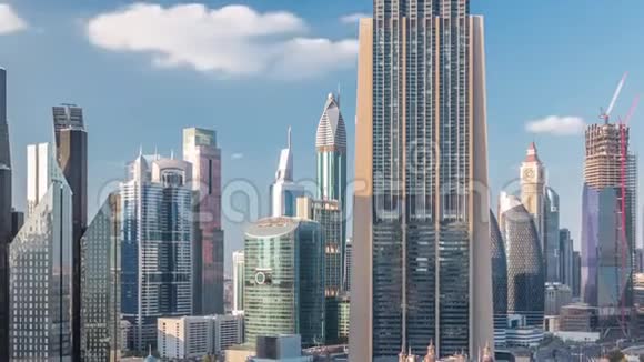 在迪拜的市区和金融区的空中景观阿联酋的摩天大楼和高速公路视频的预览图