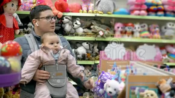 父亲带着孩子在商场的婴儿车里依恋育儿的理念视频的预览图