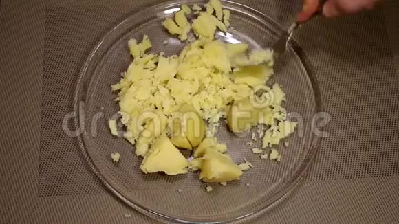 男人把土豆捣成玻璃碗视频的预览图