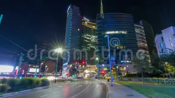 米兰的天际线与现代摩天大楼在意大利米兰的诺瓦港商业区夜晚的时间推移视频的预览图