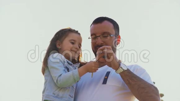 快乐又迷人的父亲手牵着女儿拥抱视频的预览图