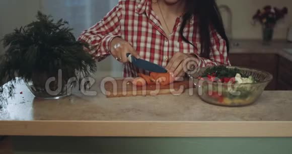 贴身女人在厨房里切蔬菜4k视频的预览图