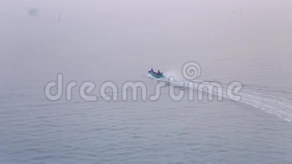 船在入大海前在河口奔跑早上雾覆盖了河口视频的预览图