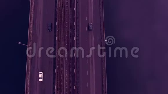 全景从桥梁细部走向总图一列火车正在进入车架视频的预览图
