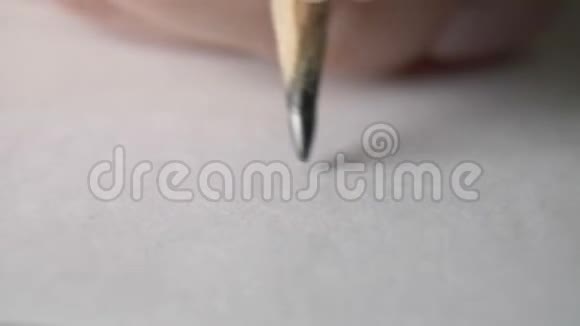 用铅笔在白纸上画一条线特写视频的预览图