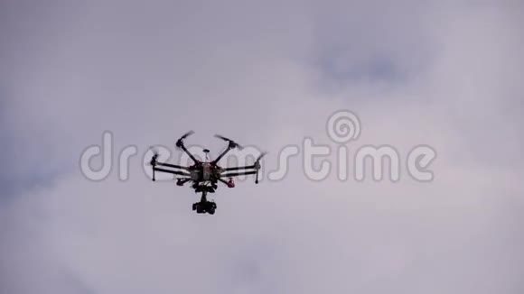 无人机从拍摄中回来视频的预览图