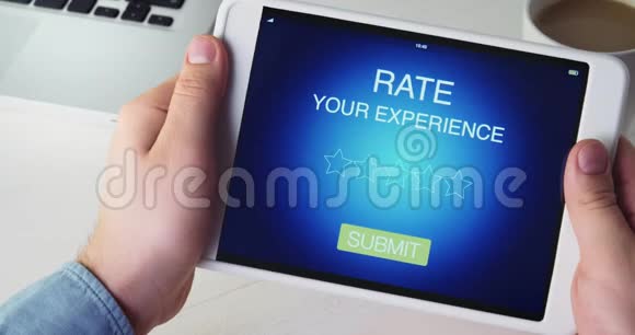 使用数码平板电脑的人可以获得五星级的评价视频的预览图