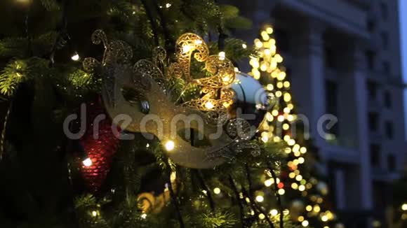 圣诞树背景和圣诞装饰品傍晚绿杉上五颜六色的球和花环视频的预览图