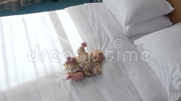 穿白色床单的可爱女婴视频的预览图