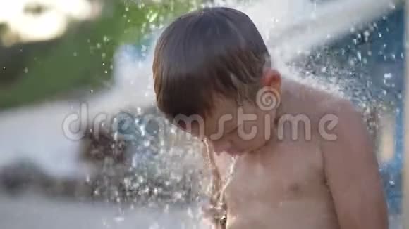 海水浴后的儿童在室外沙滩淋浴视频的预览图