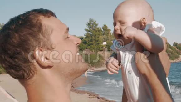 快乐的父亲亲吻宝贝女儿视频的预览图